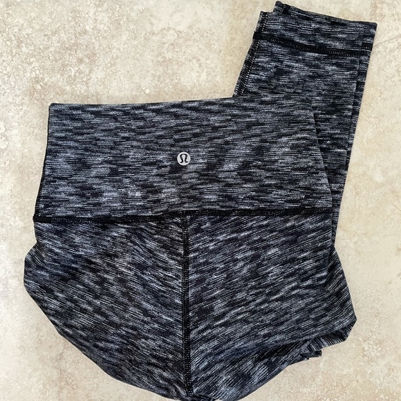 Lululemon crop leggings size 2 - Picture 2 of 4